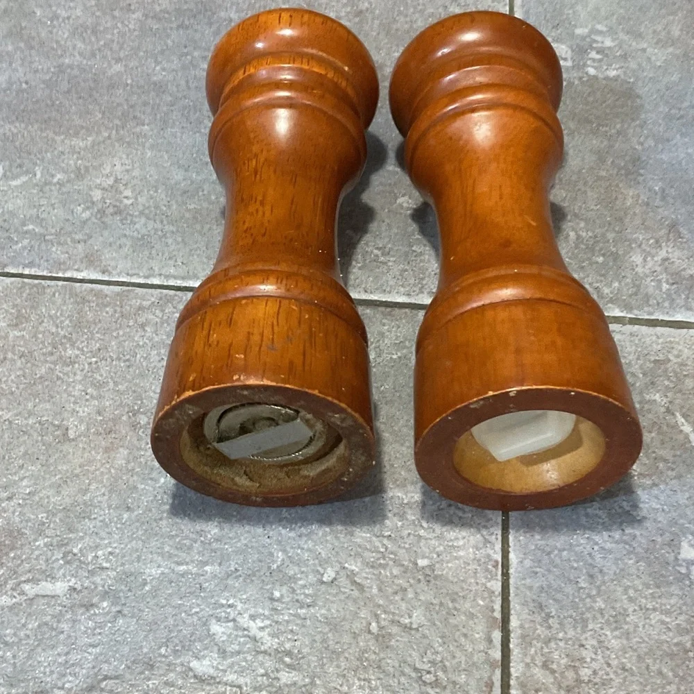 Wooden Salt and Pepper Grinder Set